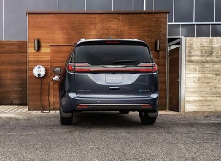 2025 Chrysler Pacifica Hybrid Brochure